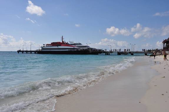 Caminhando pela praia até o porto de Playa del Carmen, para pegar o ferry para Cozumel, no litotal de Yucatán, no sul do México
